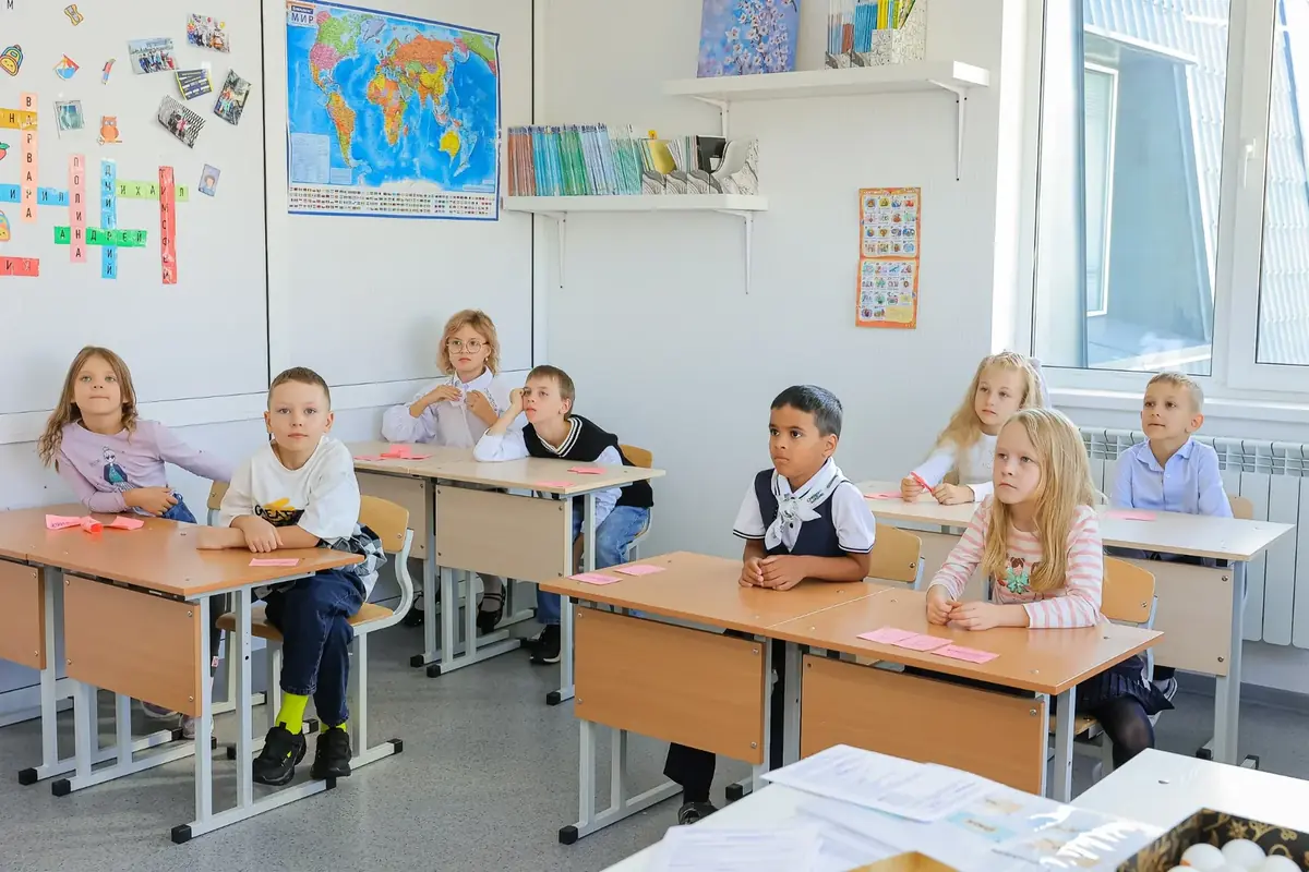 Уроки в небольшом классе. Педагог видит, кому нужно объяснить ещё раз, а кому — предложить более сложную задачу.