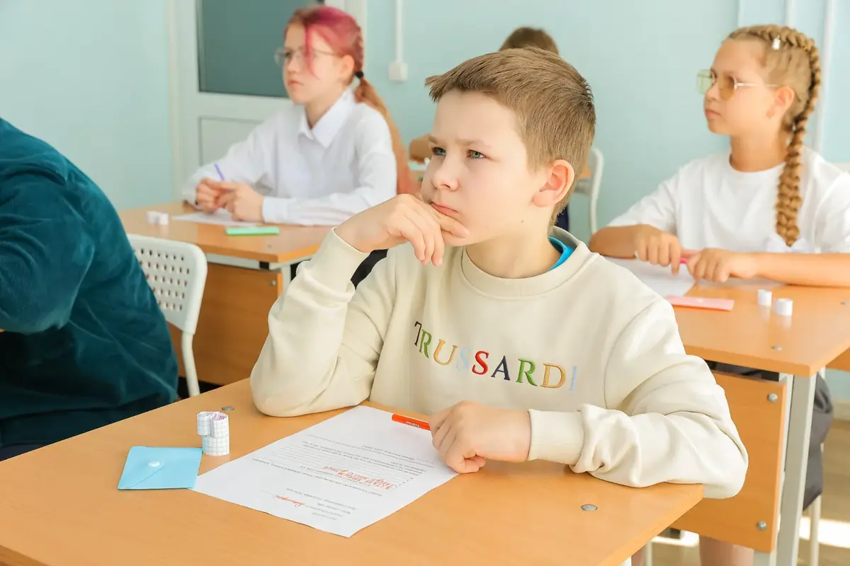 Ученик сосредоточенно работает на занятии