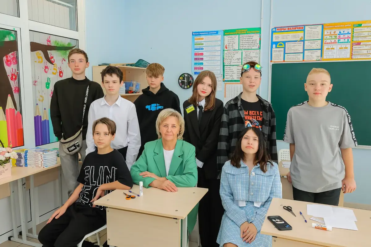 Подростковый класс. Небольшая группа позволяет сохранить контакт с каждым учеником и поддерживать спокойную атмосферу.