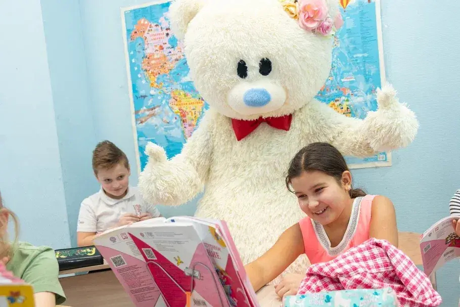 Учёба с элементом игры. Неожиданные гости и игровые сюжеты поддерживают интерес младших школьников.